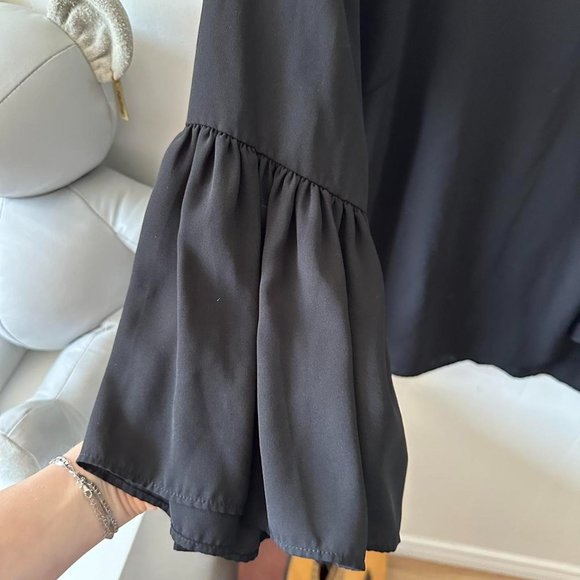 Black flowy bell sleeve blouse - Picture 4 of 8